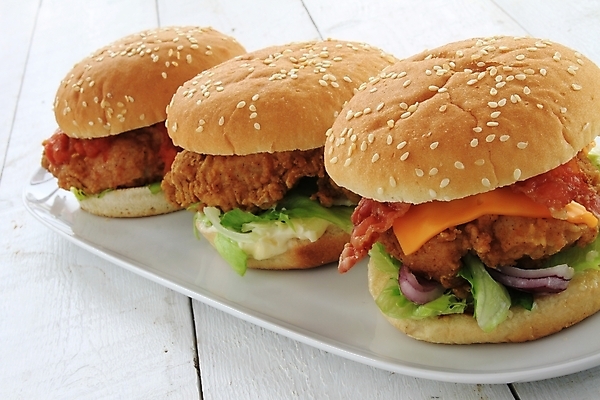 포토 JPG 해외이미지 접시 패스트푸드 실내 사람없음 햄버거 세개 인스턴트 정크푸드 치킨버거 나무배경 해외202004 해외포토 식기 음식 백그라운드 3 내부 파일형식 이미지허브