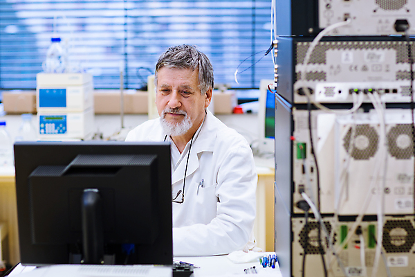 포토 JPG 해외이미지 백인 직업 1 응시 여자 남자 얼굴 과학 백그라운드 노동자 건강 병원 현미경 실험 한명 사람 성인 스터디 약 머리 장비 의사 코트 흰색 업무 액체 기술자 실험실 과학자 플라스크 분석 생물학 비커 고립 돌봄 화학물질 화학자 해외202004 해외포토 서양인 시선 교육 컬러 컨셉 의학 모션 실험기구 신체부위 학습 외투 의료진 작업 화학 학자 파일형식 이미지허브