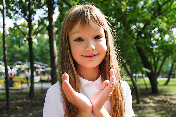 포토 JPG 해외이미지 백인 여학생 유럽 어린이 한명 흰색 9 8 6 7 해외202004 해외포토 서양인 1 학생 여자 나라 컬러 사람 숫자 파일형식 이미지허브