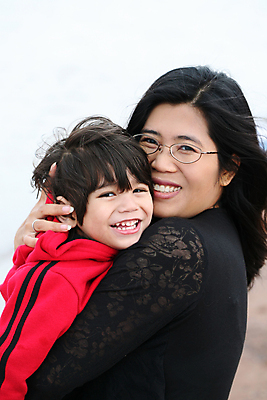 포토 JPG 해외이미지 여자 행복 안경 아들 어린이 가족 태국 엄마 함께함 사랑 소년 야외 두명 빨간색 맑음 검은색 재킷 기쁨 잡기 치아 결합 걸음마 혼혈 해외202004 해외포토 잡화 남자 감정 아시아 컬러 컨셉 관계 모션 날씨 사람 외투 소화기관 다문화 파일형식 이미지허브