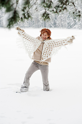 포토 JPG 해외이미지 나무 백인 1 라이프스타일 계절 여자 행복 포즈 장갑 크리스마스 겨울 자연 하늘 휴가 휴식 관리 한명 사람 성인 야외 세로 얼음 목도리 추위 흰색 소나무 숲 시원함 12월 서리 전나무 빨간머리 1월 2월 제설기 해외202004 손모아장갑 해외포토 자연요소 서양인 식물 헤어스타일 잡화 기념일 감정 컬러 컨셉 생활 날짜 생태계 제설 파일형식 이미지허브
