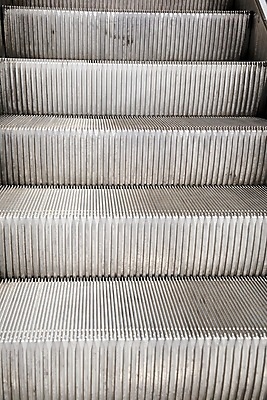 포토 JPG 해외이미지 유럽 실내 사람없음 계단 금속 회색 도시 은색 단계 해외202004 해외포토 나라 컬러 재질 내부 파일형식 이미지허브