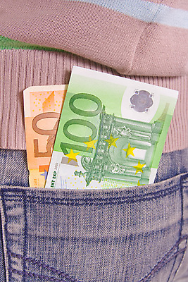 포토 JPG 해외이미지 옷 컨셉 셔츠 지폐 돈 바지 사람없음 금융 파란색 쪽지 저축 유로 청바지 재산 닫기 주머니 묘사 수익 월급 부주의 해외202004 해외포토 컬러 상의 모션 하의 경제 파일형식 이미지허브