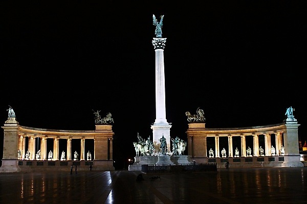 포토 JPG 해외이미지 유럽 전등 사람없음 해충 야간 언덕 헝가리 천연기념물 다뉴브강 부다페스트 해외202004 해외포토 자연요소 나라 조명 벌레 동유럽 파일형식 이미지허브