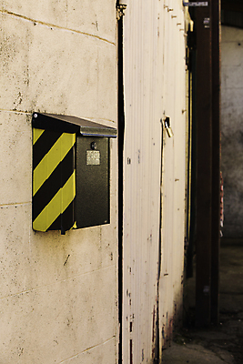 포토 JPG 해외이미지 외관 벽 통신 자물쇠 경고 사람없음 건물 노란색 금속 검은색 줄무늬 위험 편지 잠금 분배 접수 편지쓰기 해외202004 해외포토 건축물 컬러 컨셉 무늬 재질 기록 보안 파일형식 이미지허브