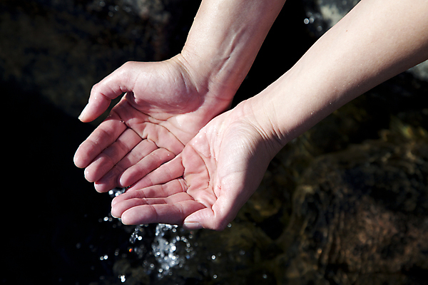 포토 JPG 해외이미지 손 여자 건강 관리 사람 사람없음 물 달리기 청결 젖음 닫기 떨어짐 씻기 빨래 아래 피부 상쾌 에코 웅덩이 유지 낭비 돌봄 생태학 위생관리 해외202004 해외포토 자연요소 교육 감정 컨셉 가사 모션 신체부위 환경 위생 방향 위치 파일형식 이미지허브
