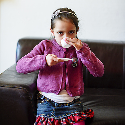 포토 JPG 해외이미지 백인 라이프스타일 여자 딸 행복 커피 음료 어린이 창문 가족 놀이 엄마 아침 주택 한명 사람 앉기 컵 소파 장난감 방 마시기 아기 차 아침식사 문학 해외202004 해외포토 주간 서양인 1 식기 감정 의자 관계 모션 건물 생활 식사 파일형식 이미지허브