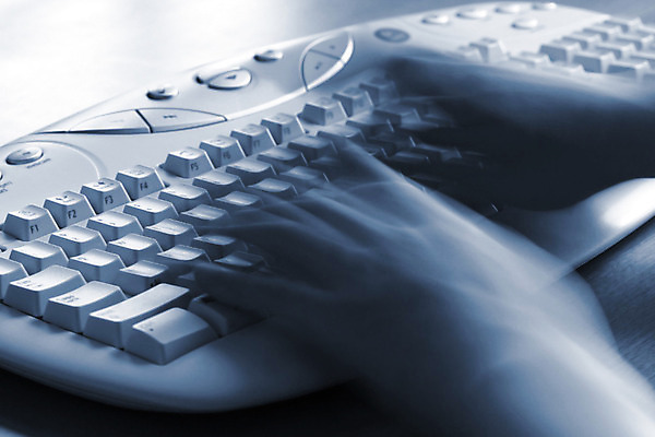 포토 JPG 해외이미지 손 이동 비즈니스 통신 손가락 모션 열쇠 노동자 사람없음 파란색 사무실 키보드 업무 투명 메시지 제조 유령 작가 손목 속도 검색 언론 클릭 타입 소통 블러 해외202004 해외포토 직업 컬러 컨셉 신체부위 작업 파일형식 이미지허브