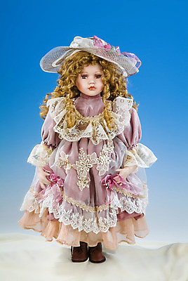 포토 JPG 해외이미지 1 드레스 어린이 인형 백그라운드 놀이 주택 선물 서기 사람 경사 사람없음 세로 파란색 장난감 유행 수확 흰색 닫기 오브젝트 복고 옛날 스타일 해외202004 해외포토 옷 컬러 농업 모션 건물 파일형식 이미지허브