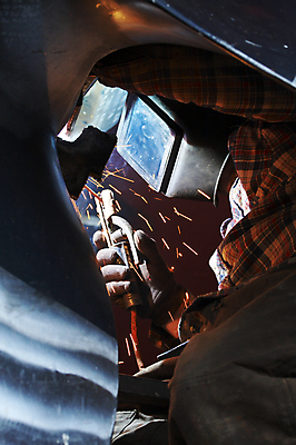 포토 JPG 해외이미지 남자 로우앵글 실내 한명 상반신 성인 옆모습 빛 업무 불똥 용접 용접공 용접기 용접마스크 철강 성인남자한명만 해외202004 해외포토 직업 1 뷰포인트 마스크 사람 내부 작업 남자한명만 성인남자만 파일형식 이미지허브