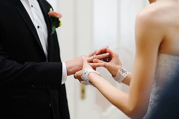 포토 JPG 해외이미지 손 커플 행복 결혼 신혼부부 남편 함께함 사람없음 손잡기 꿈 반지 아내 변화 결합 보석 배열 계약 주기 결혼반지 약혼 염원 해외202004 해외포토 부부 감정 컨셉 비즈니스 장신구 관계 모션 이벤트 신체부위 광석 약속 신혼 파일형식 이미지허브