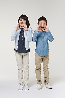 포토 JPG 스튜디오촬영 전신 외국인 해외기획촬영 여자 남자 초등학생 어린이 모션 실내 서기 사람 동양인 손짓 두명 앞모습 10대 외침 도움 목표 일본인 알림 2015년일본 십대만 국내포토 학생 뷰포인트 컨셉 청소년 인종 내부 소리 파일형식