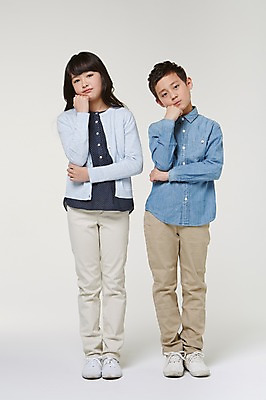 포토 JPG 스튜디오촬영 전신 외국인 해외기획촬영 여자 남자 초등학생 어린이 생각 모션 실내 서기 사람 동양인 손짓 두명 앞모습 10대 턱괴기 일본인 분석 고민 의문 2015년일본 십대만 국내포토 학생 감정 뷰포인트 컨셉 청소년 인종 내부 파일형식