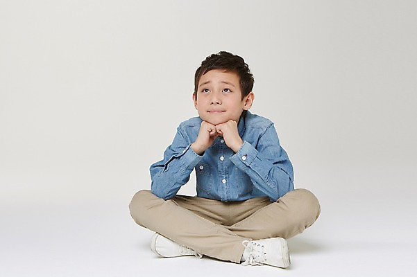 포토 JPG 스튜디오촬영 전신 외국인 해외기획촬영 남자 초등학생 어린이 생각 모션 실내 한명 사람 동양인 앞모습 10대 턱괴기 올려보기 일본인 분석 고민 가부좌 의문 2015년일본 남자만 남자한명만 십대만 십대남자만 십대남자한명만 국내포토 1 학생 감정 뷰포인트 컨셉 청소년 앉기 인종 내부 파일형식