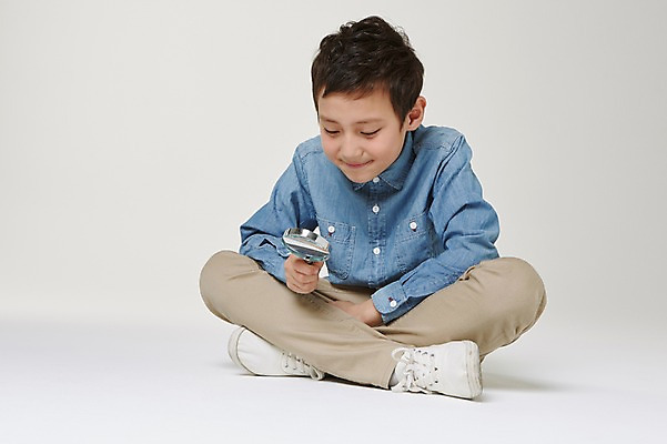 포토 JPG 스튜디오촬영 전신 외국인 해외기획촬영 남자 초등학생 어린이 모션 돋보기 실내 한명 미소 들기 사람 동양인 앞모습 10대 관찰 일본인 분석 가부좌 의문 2015년일본 남자만 남자한명만 십대만 십대남자만 십대남자한명만 국내포토 1 학생 뷰포인트 컨셉 청소년 표정 앉기 인종 내부 파일형식