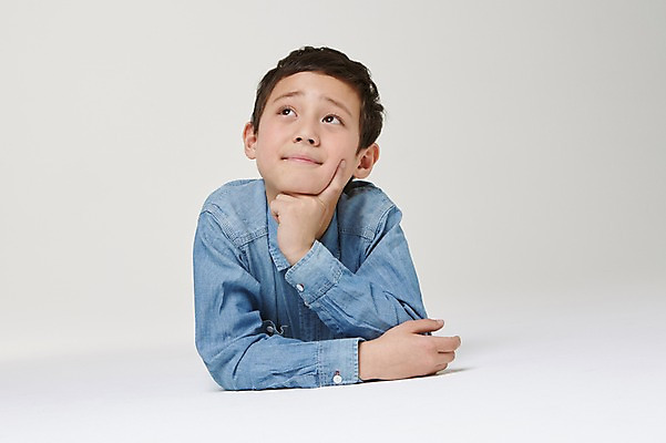 포토 JPG 스튜디오촬영 외국인 해외기획촬영 남자 초등학생 어린이 엎드리기 생각 모션 실내 한명 사람 동양인 상반신 앞모습 10대 턱괴기 올려보기 일본인 분석 고민 의문 2015년일본 남자만 남자한명만 십대만 십대남자만 십대남자한명만 국내포토 1 학생 감정 뷰포인트 컨셉 청소년 인종 내부 파일형식
