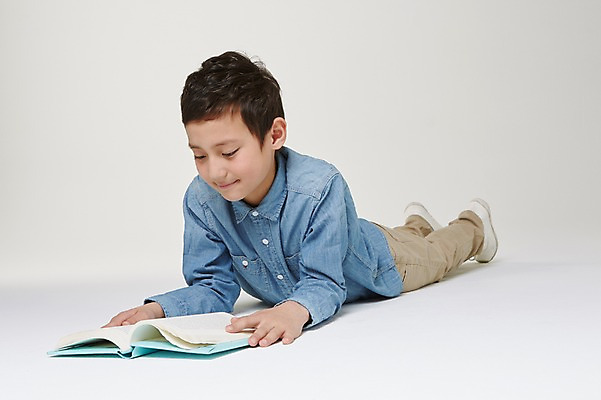 포토 JPG 스튜디오촬영 전신 외국인 해외기획촬영 남자 초등학생 어린이 엎드리기 모션 실내 한명 미소 사람 동양인 10대 책 독서 펼침 일본인 2015년일본 남자만 남자한명만 십대만 십대남자만 십대남자한명만 국내포토 1 학생 청소년 표정 인종 내부 파일형식