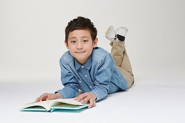 포토 JPG 스튜디오촬영 전신 외국인 해외기획촬영 남자 초등학생 어린이 엎드리기 모션 실내 한명 사람 동양인 10대 책 독서 펼침 일본인 2015년일본 남자만 남자한명만 십대만 십대남자만 십대남자한명만 국내포토 1 학생 청소년 인종 내부 파일형식