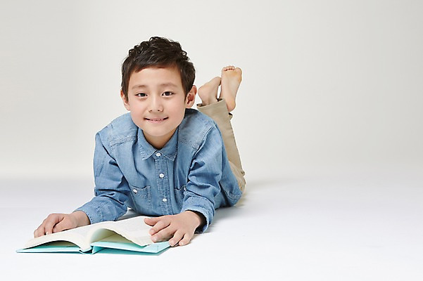포토 JPG 스튜디오촬영 전신 외국인 해외기획촬영 남자 초등학생 어린이 엎드리기 모션 맨발 실내 한명 미소 사람 동양인 앞모습 10대 책 독서 펼침 일본인 2015년일본 남자만 남자한명만 십대만 십대남자만 십대남자한명만 국내포토 1 학생 뷰포인트 발 청소년 표정 인종 내부 파일형식