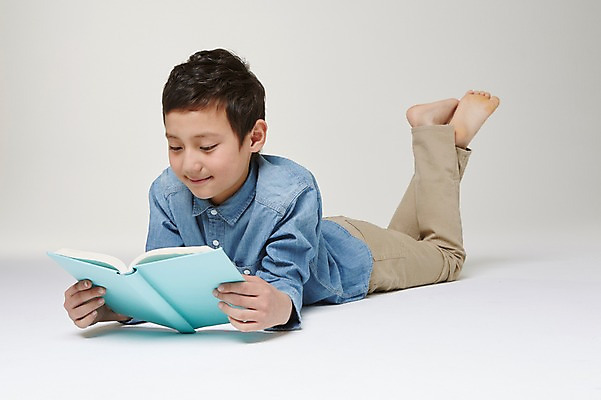 포토 JPG 스튜디오촬영 전신 외국인 해외기획촬영 남자 초등학생 어린이 엎드리기 모션 맨발 실내 한명 미소 들기 사람 동양인 10대 책 독서 펼침 일본인 2015년일본 남자만 남자한명만 십대만 십대남자만 십대남자한명만 국내포토 1 학생 발 청소년 표정 인종 내부 파일형식