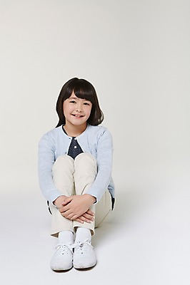포토 JPG 스튜디오촬영 전신 외국인 해외기획촬영 여자 초등학생 어린이 모션 실내 한명 미소 사람 앉기 동양인 앞모습 10대 일본인 손모으기 2015년일본 여자만 여자한명만 소녀만 국내포토 1 학생 뷰포인트 청소년 표정 인종 손짓 내부 어린이만 파일형식