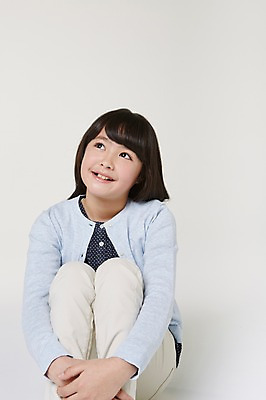 포토 JPG 스튜디오촬영 외국인 해외기획촬영 여자 초등학생 어린이 생각 모션 실내 한명 미소 사람 앉기 동양인 상반신 앞모습 10대 올려보기 일본인 손모으기 2015년일본 여자만 여자한명만 소녀만 국내포토 1 학생 뷰포인트 청소년 표정 인종 손짓 내부 어린이만 파일형식