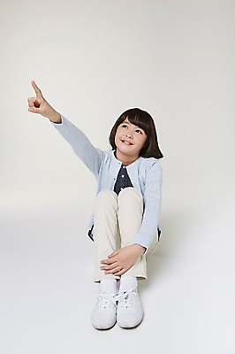 포토 JPG 스튜디오촬영 전신 외국인 해외기획촬영 여자 초등학생 어린이 모션 실내 한명 미소 사람 앉기 동양인 손짓 앞모습 10대 가리킴 일본인 2015년일본 여자만 여자한명만 소녀만 국내포토 1 학생 뷰포인트 청소년 표정 인종 내부 어린이만 파일형식