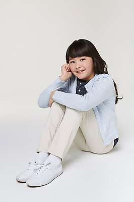 포토 JPG 스튜디오촬영 전신 외국인 해외기획촬영 여자 초등학생 어린이 모션 실내 한명 미소 사람 앉기 동양인 10대 턱괴기 일본인 2015년일본 여자만 여자한명만 소녀만 국내포토 1 학생 청소년 표정 인종 내부 어린이만 파일형식