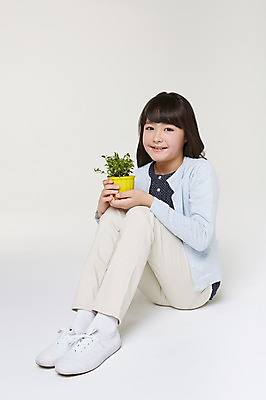 포토 JPG 스튜디오촬영 전신 외국인 식물 해외기획촬영 여자 화분 초등학생 어린이 모션 실내 한명 미소 들기 사람 앉기 동양인 10대 보호 일본인 2015년일본 여자만 여자한명만 소녀만 국내포토 1 학생 컨셉 청소년 표정 인종 내부 어린이만 파일형식