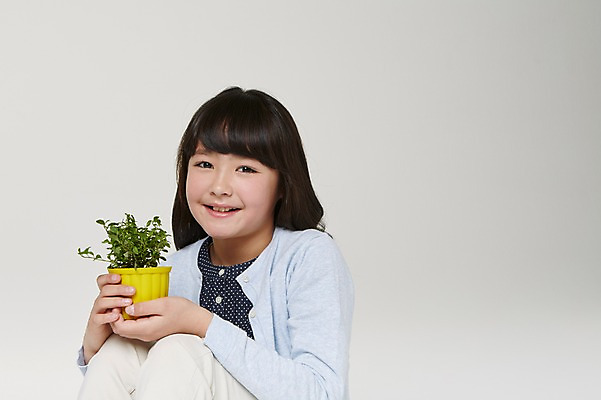 포토 JPG 스튜디오촬영 외국인 식물 해외기획촬영 여자 화분 초등학생 어린이 모션 실내 한명 미소 들기 사람 앉기 동양인 상반신 10대 보호 일본인 2015년일본 여자만 여자한명만 소녀만 국내포토 1 학생 컨셉 청소년 표정 인종 내부 어린이만 파일형식