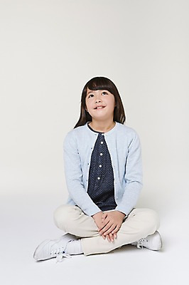 포토 JPG 스튜디오촬영 전신 외국인 해외기획촬영 여자 초등학생 어린이 생각 모션 실내 한명 미소 사람 동양인 앞모습 10대 올려보기 일본인 가부좌 손모으기 2015년일본 여자만 여자한명만 소녀만 국내포토 1 학생 뷰포인트 청소년 표정 앉기 인종 손짓 내부 어린이만 파일형식