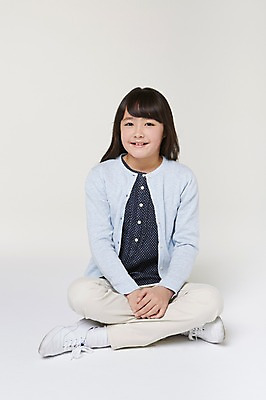 포토 JPG 스튜디오촬영 전신 외국인 해외기획촬영 여자 초등학생 어린이 모션 실내 한명 미소 사람 동양인 앞모습 10대 일본인 가부좌 손모으기 2015년일본 여자만 여자한명만 소녀만 국내포토 1 학생 뷰포인트 청소년 표정 앉기 인종 손짓 내부 어린이만 파일형식