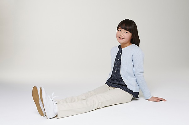 포토 JPG 스튜디오촬영 전신 외국인 해외기획촬영 여자 초등학생 어린이 모션 실내 한명 미소 사람 앉기 동양인 옆모습 10대 일본인 2015년일본 여자만 여자한명만 소녀만 국내포토 1 학생 뷰포인트 청소년 표정 인종 내부 어린이만 파일형식