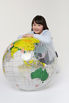 포토 JPG 스튜디오촬영 외국인 해외기획촬영 여자 지구 초등학생 어린이 공 모션 실내 한명 미소 사람 앉기 동양인 상반신 10대 글로벌 보호 일본인 2015년일본 여자만 여자한명만 소녀만 국내포토 1 학생 컨셉 청소년 표정 인종 내부 어린이만 파일형식