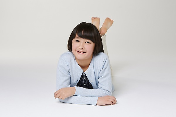 포토 JPG 스튜디오촬영 전신 외국인 해외기획촬영 여자 초등학생 어린이 엎드리기 모션 맨발 실내 한명 미소 사람 동양인 앞모습 10대 일본인 2015년일본 여자만 여자한명만 소녀만 국내포토 1 학생 뷰포인트 발 청소년 표정 인종 내부 어린이만 파일형식 신체부위
