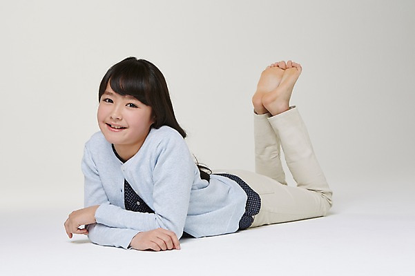 포토 JPG 스튜디오촬영 전신 외국인 해외기획촬영 여자 초등학생 어린이 엎드리기 모션 맨발 실내 한명 미소 사람 동양인 옆모습 10대 일본인 2015년일본 여자만 여자한명만 소녀만 국내포토 1 학생 뷰포인트 발 청소년 표정 인종 내부 어린이만 파일형식 신체부위