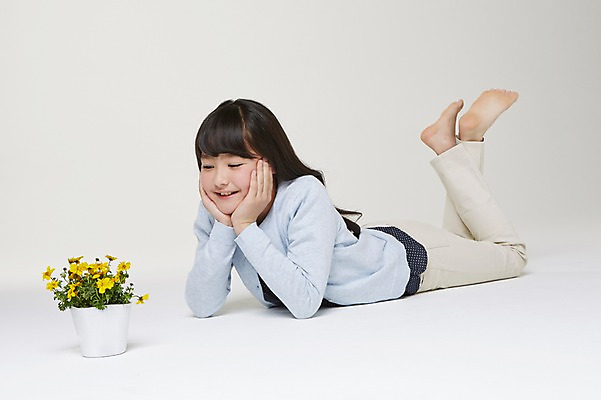 포토 JPG 스튜디오촬영 전신 외국인 식물 해외기획촬영 응시 여자 꽃 화분 초등학생 어린이 엎드리기 모션 맨발 실내 한명 미소 사람 동양인 옆모습 10대 턱괴기 보호 일본인 2015년일본 여자만 여자한명만 소녀만 국내포토 1 학생 시선 뷰포인트 컨셉 발 청소년 표정 인종 내부 어린이만 파일형식