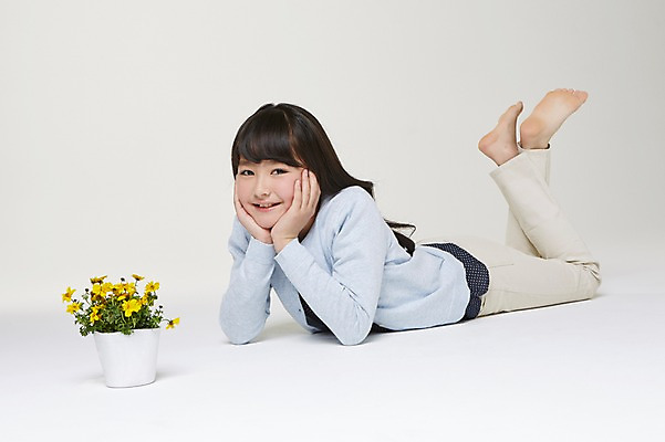 포토 JPG 스튜디오촬영 전신 외국인 식물 해외기획촬영 여자 꽃 화분 초등학생 어린이 엎드리기 모션 맨발 실내 한명 미소 사람 동양인 옆모습 10대 턱괴기 보호 일본인 2015년일본 여자만 여자한명만 소녀만 국내포토 1 학생 뷰포인트 컨셉 발 청소년 표정 인종 내부 어린이만 파일형식