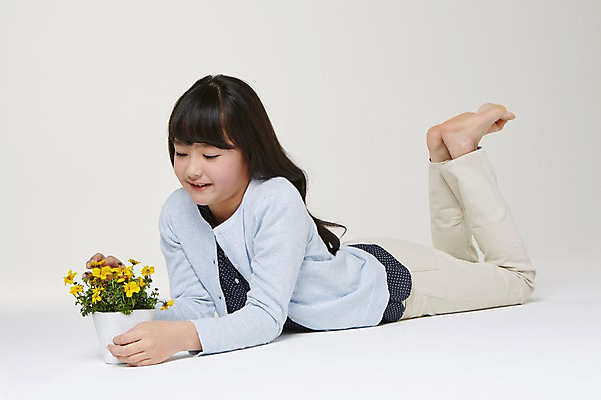 포토 JPG 스튜디오촬영 전신 외국인 식물 해외기획촬영 여자 꽃 화분 초등학생 어린이 엎드리기 모션 맨발 실내 한명 미소 사람 동양인 옆모습 10대 만지기 보호 일본인 2015년일본 여자만 여자한명만 소녀만 국내포토 1 학생 뷰포인트 컨셉 발 청소년 표정 인종 내부 어린이만 파일형식
