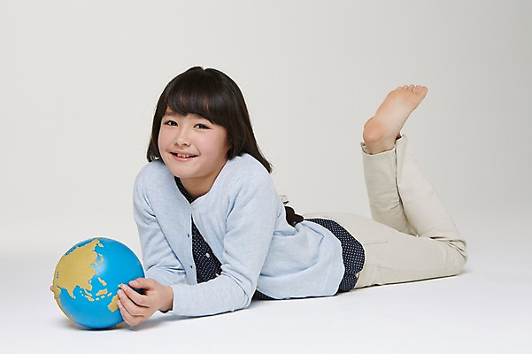 포토 JPG 스튜디오촬영 전신 외국인 해외기획촬영 여자 지구 초등학생 어린이 엎드리기 공 모션 맨발 실내 한명 미소 사람 동양인 옆모습 10대 글로벌 잡기 보호 일본인 2015년일본 여자만 여자한명만 소녀만 국내포토 1 학생 뷰포인트 컨셉 발 청소년 표정 인종 내부 어린이만 파일형식