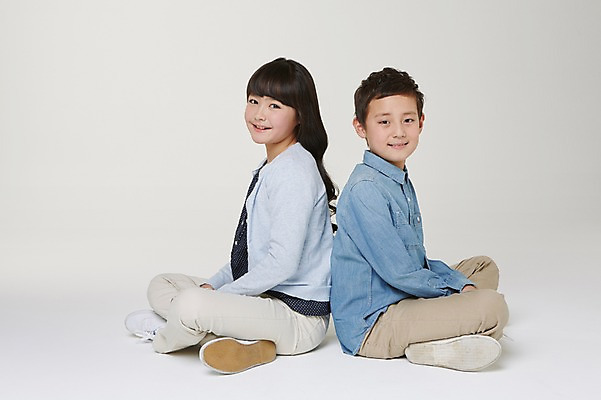 포토 JPG 스튜디오촬영 전신 외국인 해외기획촬영 여자 남자 초등학생 어린이 모션 실내 미소 사람 동양인 두명 옆모습 10대 등맞대기 일본인 가부좌 2015년일본 십대만 국내포토 학생 뷰포인트 청소년 표정 앉기 인종 내부 파일형식