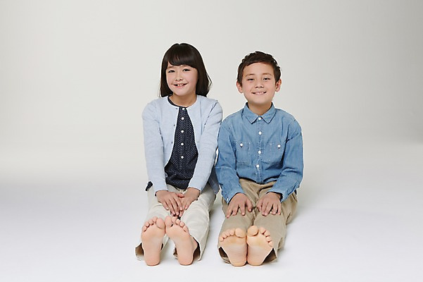 포토 JPG 스튜디오촬영 전신 외국인 해외기획촬영 여자 남자 초등학생 어린이 모션 맨발 실내 미소 사람 앉기 동양인 두명 앞모습 10대 일본인 2015년일본 십대만 국내포토 학생 뷰포인트 발 청소년 표정 인종 내부 파일형식 신체부위
