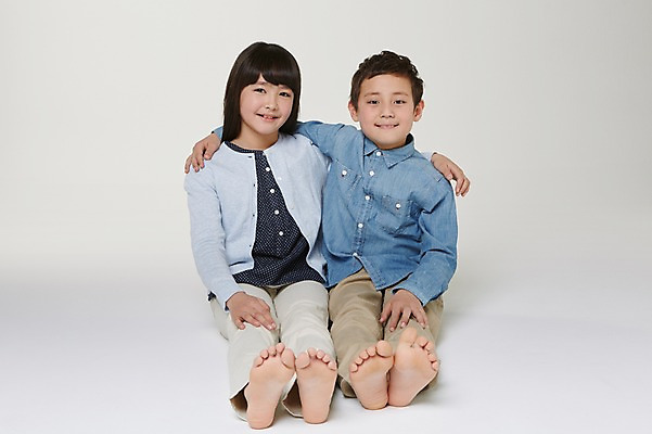 포토 JPG 스튜디오촬영 전신 외국인 해외기획촬영 여자 남자 초등학생 어린이 모션 맨발 어깨동무 실내 미소 사람 앉기 동양인 두명 앞모습 10대 일본인 2015년일본 십대만 국내포토 학생 뷰포인트 포즈 발 청소년 표정 인종 내부 파일형식 신체부위