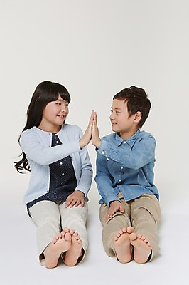 포토 JPG 스튜디오촬영 전신 외국인 해외기획촬영 여자 남자 초등학생 어린이 모션 맨발 실내 미소 사람 앉기 동양인 두명 앞모습 10대 마주보기 일본인 손맞댄 2015년일본 십대만 국내포토 학생 뷰포인트 발 청소년 표정 인종 내부 파일형식 신체부위