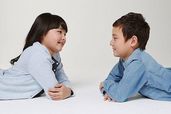 포토 JPG 스튜디오촬영 외국인 해외기획촬영 여자 남자 초등학생 어린이 엎드리기 모션 실내 미소 사람 동양인 상반신 두명 옆모습 10대 마주보기 일본인 2015년일본 십대만 국내포토 학생 뷰포인트 청소년 표정 인종 내부 파일형식