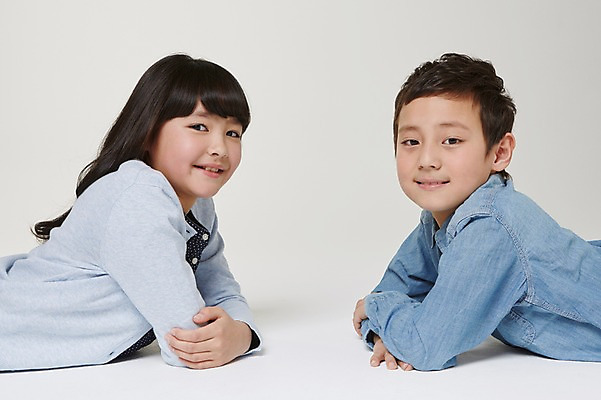 포토 JPG 스튜디오촬영 외국인 해외기획촬영 여자 남자 초등학생 어린이 엎드리기 모션 실내 미소 사람 동양인 상반신 두명 옆모습 10대 일본인 2015년일본 십대만 국내포토 학생 뷰포인트 청소년 표정 인종 내부 파일형식