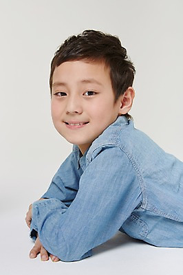 포토 JPG 스튜디오촬영 외국인 해외기획촬영 남자 초등학생 어린이 엎드리기 모션 실내 한명 미소 사람 동양인 상반신 옆모습 10대 일본인 2015년일본 남자만 남자한명만 십대만 십대남자만 십대남자한명만 국내포토 1 학생 뷰포인트 청소년 표정 인종 내부 파일형식