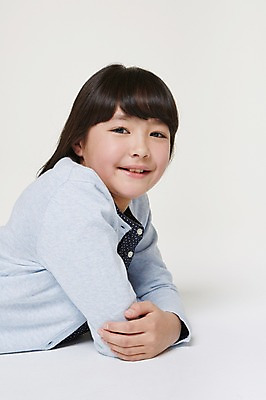 포토 JPG 스튜디오촬영 외국인 해외기획촬영 여자 초등학생 어린이 엎드리기 모션 실내 한명 미소 사람 동양인 상반신 옆모습 10대 일본인 2015년일본 여자만 여자한명만 소녀만 국내포토 1 학생 뷰포인트 청소년 표정 인종 내부 어린이만 파일형식