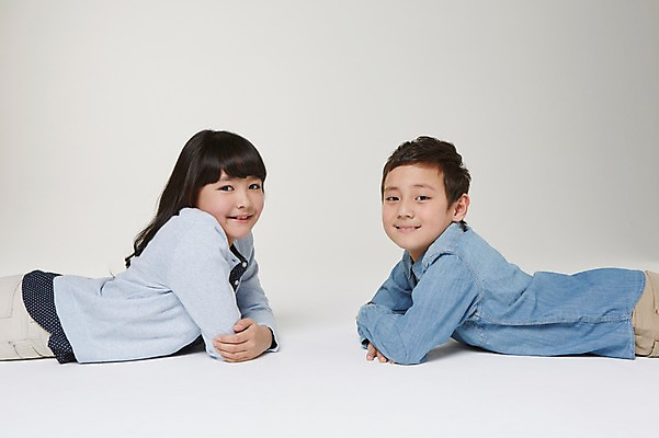 포토 JPG 스튜디오촬영 외국인 해외기획촬영 여자 남자 초등학생 어린이 엎드리기 모션 실내 미소 사람 동양인 상반신 두명 옆모습 10대 일본인 2015년일본 십대만 국내포토 학생 뷰포인트 청소년 표정 인종 내부 파일형식