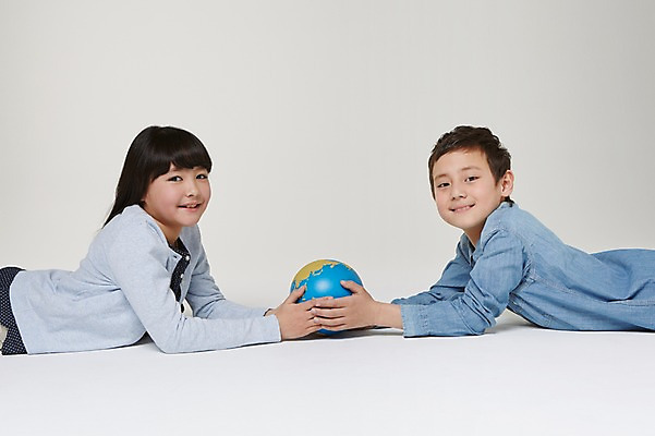 포토 JPG 스튜디오촬영 외국인 해외기획촬영 여자 남자 초등학생 어린이 엎드리기 모션 실내 미소 사람 동양인 상반신 두명 옆모습 10대 지구본 잡기 보호 일본인 2015년일본 십대만 국내포토 학생 뷰포인트 컨셉 청소년 표정 인종 내부 파일형식